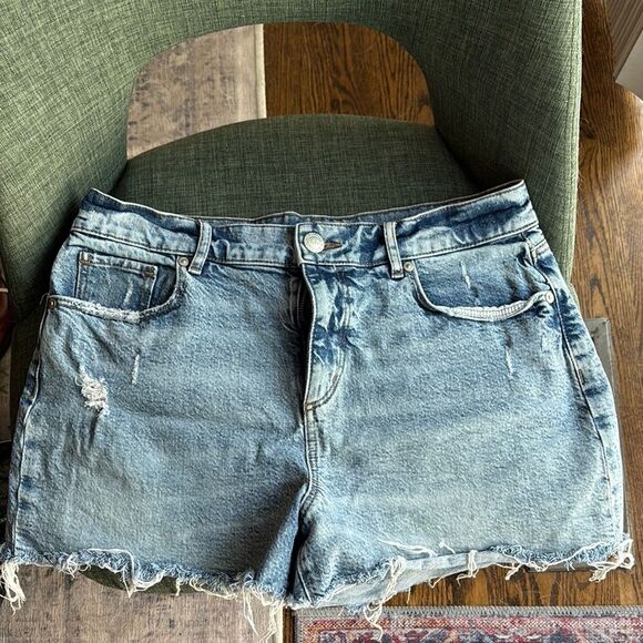 LOFT Women’s Light Blue Distressed cutoff light wash Jean Shorts size 28/6 EUC - Picture 1 of 7
